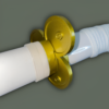 Vue rapprochée de la garde dorée du katana Ame no Habakiri, présentant son design floral distinctif et sa jonction avec le manche et le fourreau blancs.