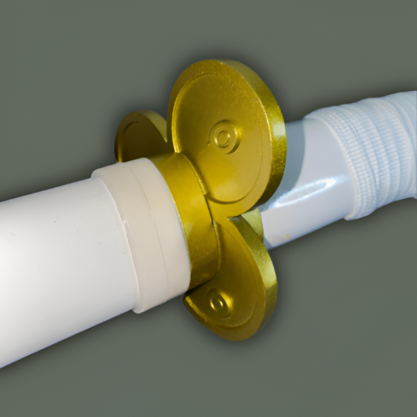 Vue rapprochée de la garde dorée du katana Ame no Habakiri, présentant son design floral distinctif et sa jonction avec le manche et le fourreau blancs.