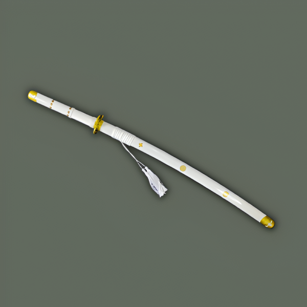 Vue complète du katana Ame no Habakiri, entièrement blanc avec des détails dorés, reposant sur un fond gris neutre. Le manche est orné d'un cordage blanc et une frange élégante pend en dessous.