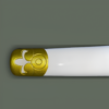 Gros plan sur le fourreau du katana Ame no Habakiri, mettant en avant son embout doré avec des motifs gravés et une finition blanche lisse.