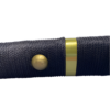Poignée du katana Yubashiri avec une finition en tissage noir et des ornements dorés, inspirée de l'univers de One Piece.