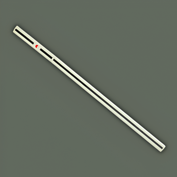 Vue complète du fourreau du katana de Sasuke Uchiha, arborant un design épuré avec des lignes noires et l'emblème rouge du clan Uchiha sur un fond neutre.